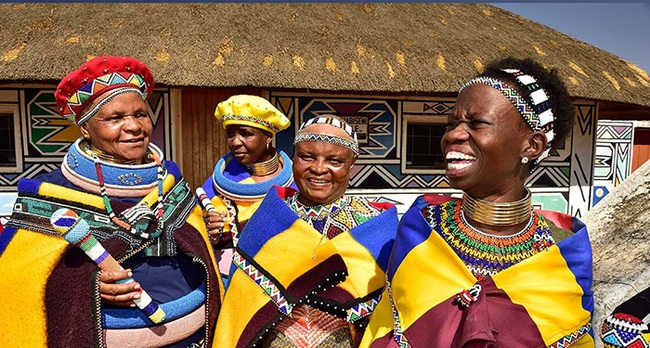 Phong tục kỳ lạ của bộ lạc Ndebele: Cô dâu ở ẩn hai tuần trước khi cưới - Ảnh 7.