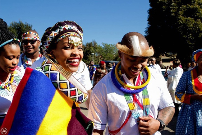 Phong tục kỳ lạ của bộ lạc Ndebele: Cô dâu ở ẩn hai tuần trước khi cưới - Ảnh 6.