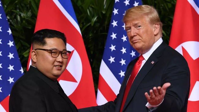 Trump muốn đưa Kim Jong-un về nhà bằng Không lực 1 - Ảnh 1.