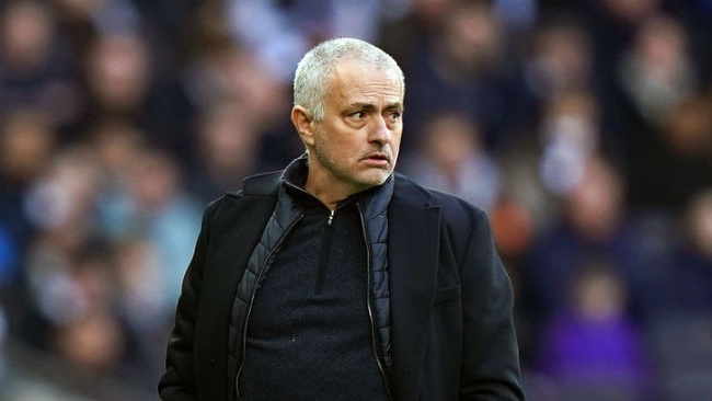 Mourinho đang trong thế &quot;ngàn cân treo sợi tóc&quot;.