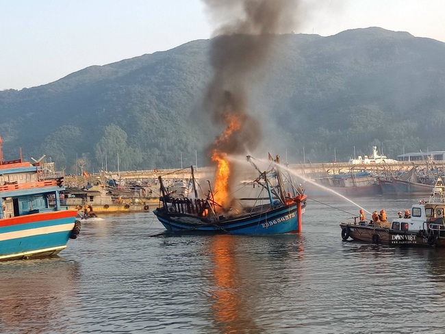Đà Nẵng hỗ trợ các tàu Bình Định bị cháy ở Âu thuyền Thọ Quang mùng 3 tết - Ảnh 1.