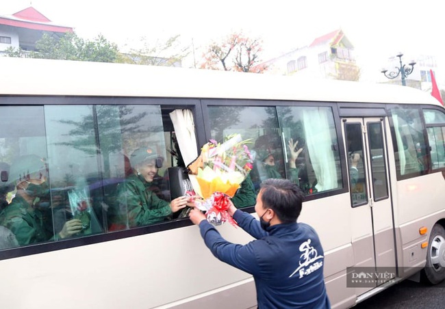 Ảnh: Bí thư và Chủ tịch Hà Nội động viên thanh niên lên đường nhập ngũ - Ảnh 7.