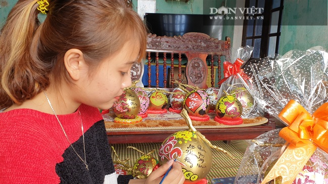 Ninh Bình: Biến những quả dừa thành trâu vàng chưng Tết, 2k xinh đẹp làm không đủ bán   - Ảnh 7.