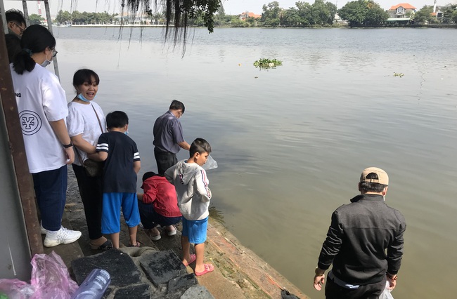 TP.HCM: Thuê ghe ra giữa sông thả cá chép vì sợ bị vợt ngay khi vừa xuống nước - Ảnh 1.