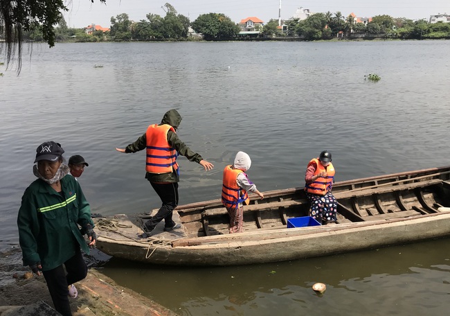 TP.HCM: Thuê ghe ra giữa sông thả cá chép vì sợ bị vợt ngay khi vừa xuống nước - Ảnh 3.