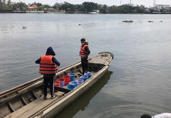 TP.HCM: Thuê ghe ra giữa sông thả cá chép vì sợ bị vợt ngay khi vừa xuống nước - Ảnh 4.