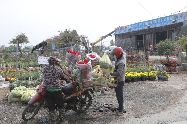 Dịch COVID-19 bùng phát khiến nhà vườn, người bán hoa &quot;sốt ruột&quot; lo ế ở làng hoa Xuân Quan - Ảnh 6.