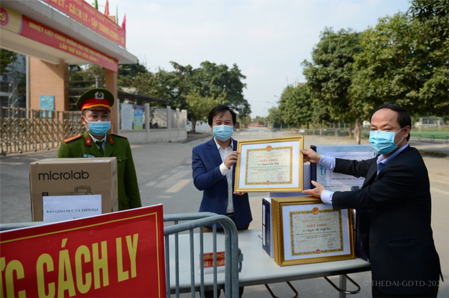 Khen thưởng hiệu trưởng và 5 cán bộ trường Tiểu học Xuân Phương vì chống dịch Covid-19 - Ảnh 1.