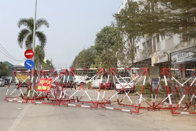 Nhân viên sân bay Tân Sơn Nhất đi nhiều nơi, người em trai cùng nhà cũng nghi nhiễm Covid-19 - Ảnh 1.