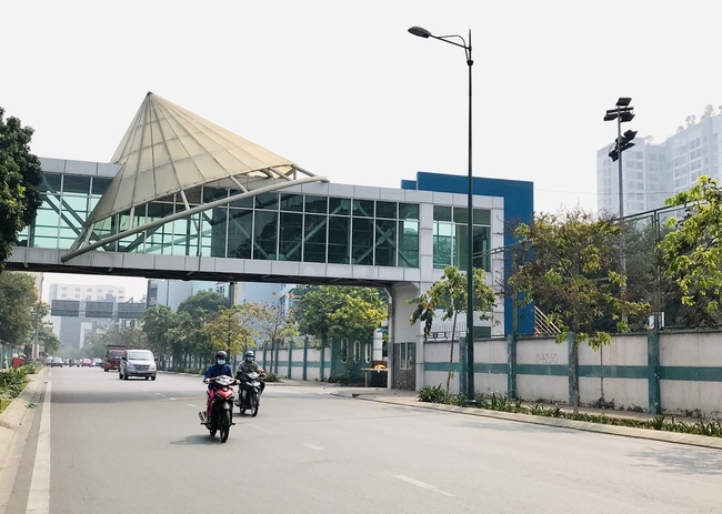 Đường vào bến xe miền Đông, sân bay Tân Sơn Nhất vắng ngắt, cứ tưởng trưa 30 Tết - Ảnh 7.