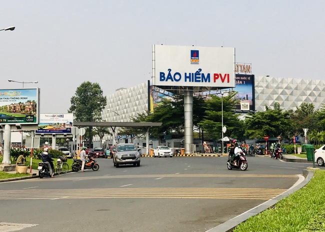 Đường vào bến xe miền Đông, sân bay Tân Sơn Nhất vắng ngắt, cứ tưởng trưa 30 Tết - Ảnh 9.