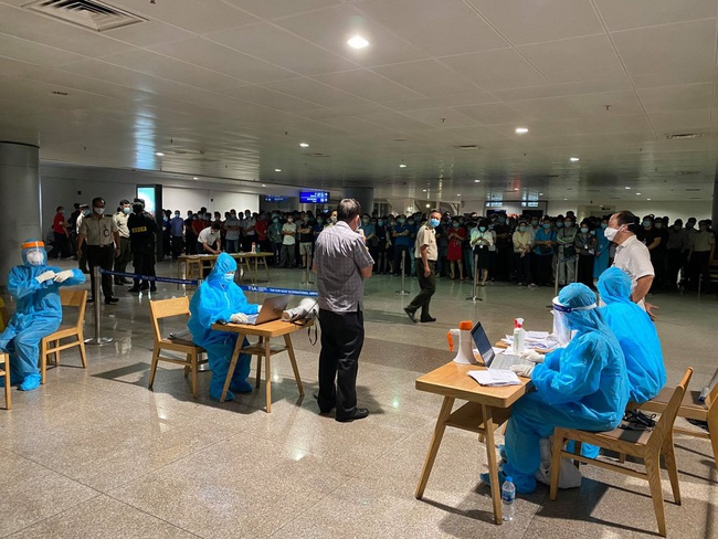 NÓNG: Thêm 4 trường hợp nghi nhiễm Covid-19 tại sân bay Tân Sơn Nhất - Ảnh 1.