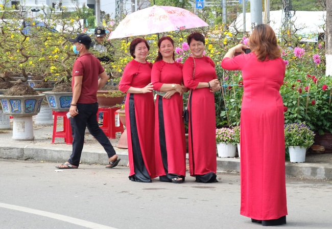 ẢNH: Tiểu thương chợ hoa Tết &quot;méo mặt&quot; vì khách đến chỉ để... chụp hình - Ảnh 5.