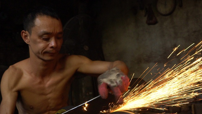 Làng nghề &quot;đệ nhất dao kéo đất Thăng Long&quot; và hành trình giữ trăm năm giữ lửa rèn - Ảnh 10.