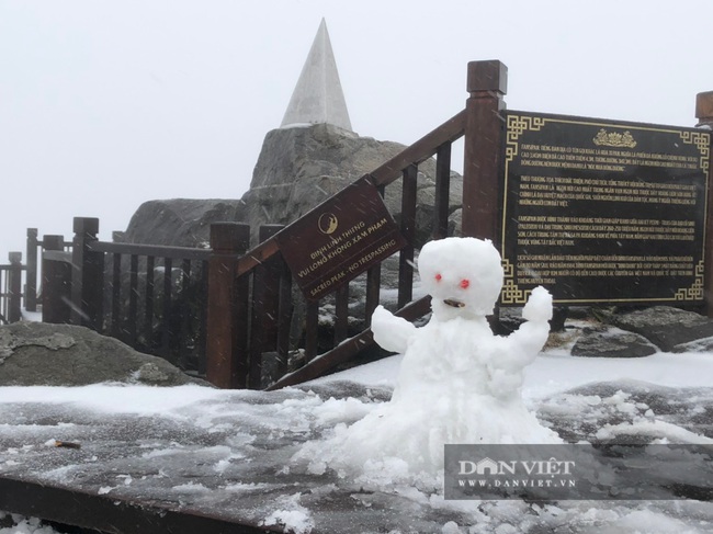 27 Tết Tân Sửu: Mưa tuyết xuất hiện trên đỉnh Fansipan - Ảnh 1.