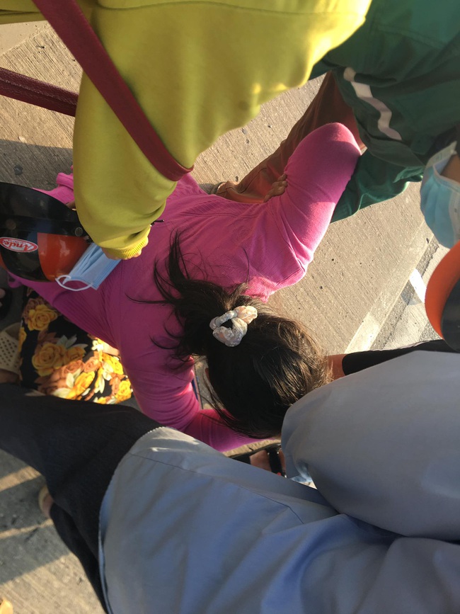 Cha tử vong sau tai nạn, con gái ôm thi khóc ngất ở cầu Phú Mỹ - Ảnh 2.
