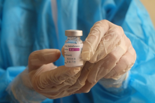 ẢNH: Những y, bác sĩ đầu tiên được tiêm vaccine phòng Covid-19 tại Đà Nẵng - Ảnh 3.