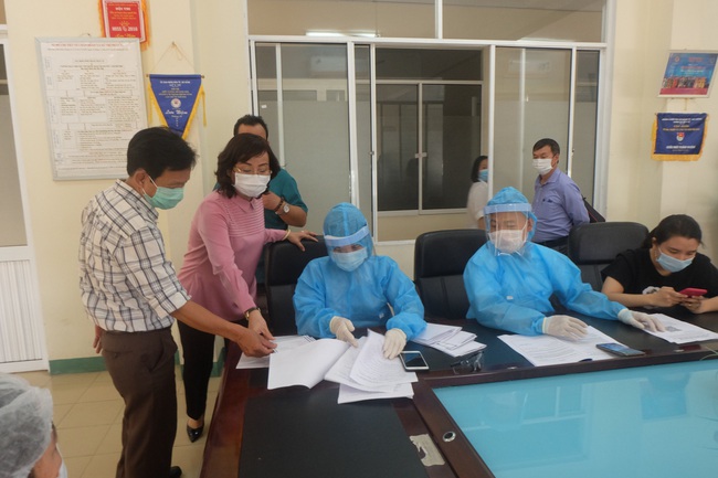 ẢNH: Những y, bác sĩ đầu tiên được tiêm vaccine phòng Covid-19 tại Đà Nẵng - Ảnh 10.
