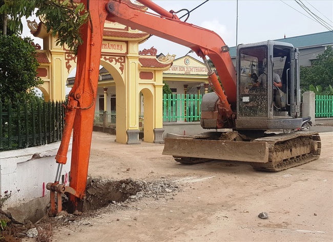 Hàng chục cột điện ở Ninh Bình nằm lừng lững giữa tim đường: Chủ tịch UBND huyện chỉ đạo gấp - Ảnh 4.