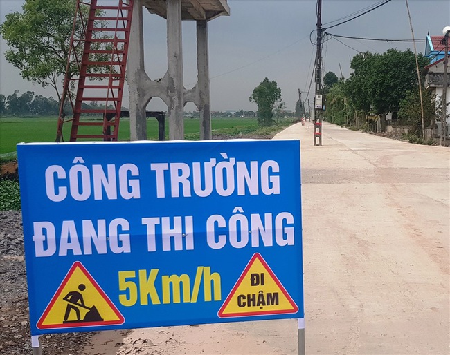 Hàng chục cột điện ở Ninh Bình nằm lừng lững giữa tim đường: Chủ tịch UBND huyện chỉ đạo gấp - Ảnh 5.