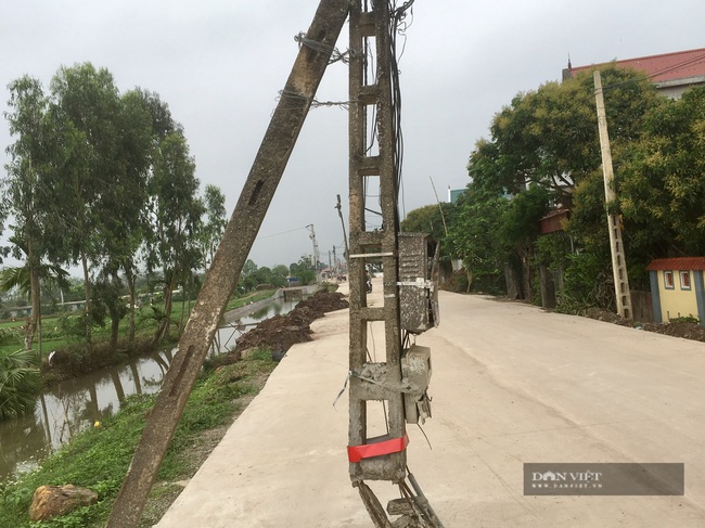 Hàng chục cột điện ở Ninh Bình nằm lừng lững giữa tim đường: Chủ tịch UBND huyện chỉ đạo gấp - Ảnh 1.