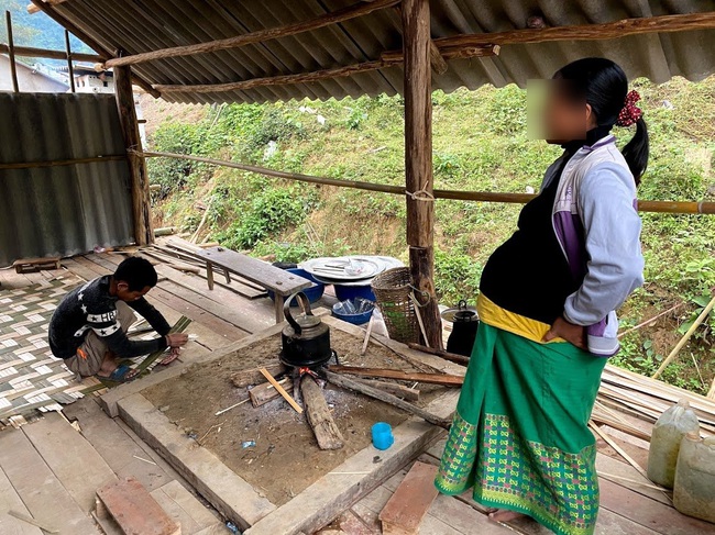 Ác mộng mới ở Chăm Puông (Bài 1): Nhà báo vào bản đúng giờ nạn nhân quằn quại &quot;vượt cạn&quot; trong túp lều! - Ảnh 1.