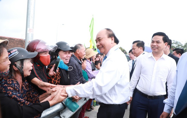Thủ tướng Nguyễn Xuân Phúc dự Lễ thông xe cầu Cửa Hội bắc qua sông Lam nối Nghệ An và Hà Tĩnh   - Ảnh 2.