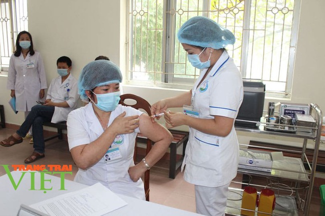 Hòa Bình: Triển khai tiêm vacxin phòng, chống dịch Covid-19  - Ảnh 1.