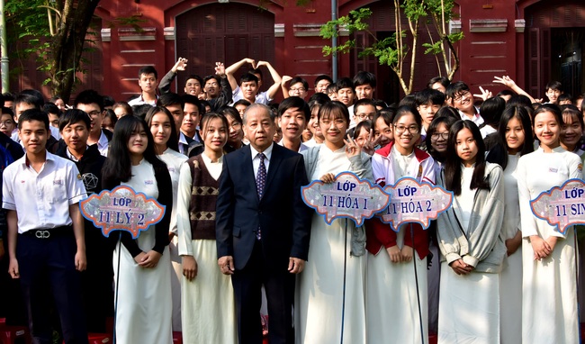 Học sinh nói lời xúc động với Chủ tịch Thừa Thiên Huế tại buổi chào cờ đầu tuần - Ảnh 3.