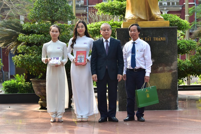 Học sinh nói lời xúc động với Chủ tịch Thừa Thiên Huế tại buổi chào cờ đầu tuần - Ảnh 2.