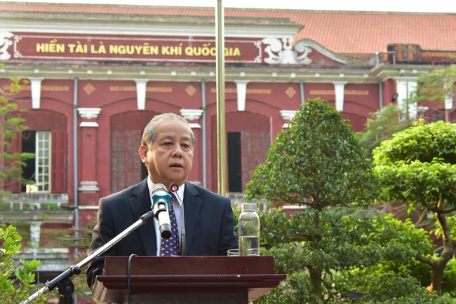 Học sinh nói lời xúc động với Chủ tịch Thừa Thiên Huế tại buổi chào cờ đầu tuần - Ảnh 1.