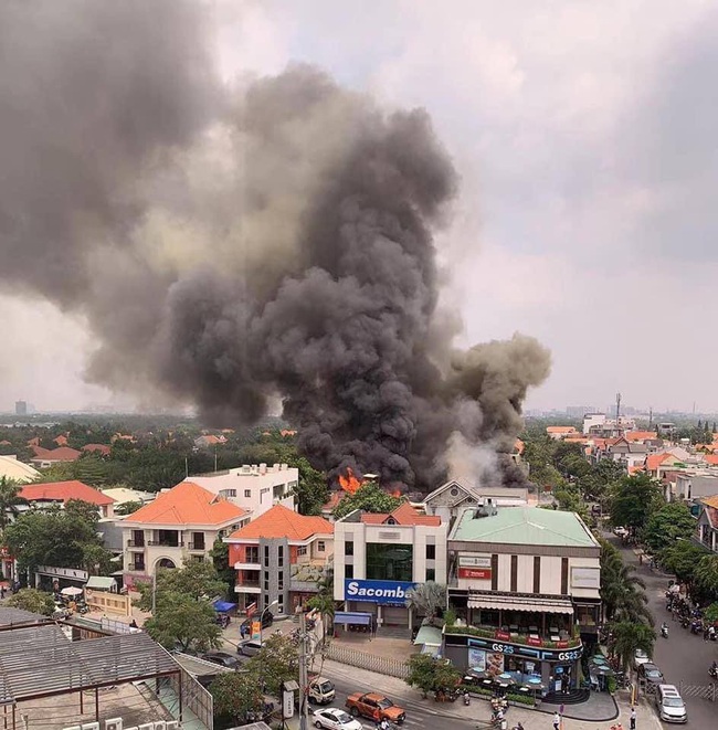 TPHCM: Cửa hàng BBQ Pan-K Thảo Điền cháy dữ dội cột khói cao hàng chục mét - Ảnh 2.