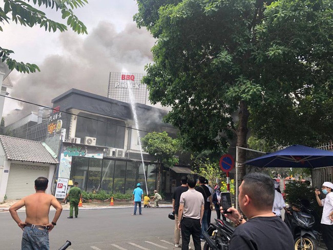 TPHCM: Cửa hàng BBQ Pan-K Thảo Điền cháy dữ dội cột khói cao hàng chục mét - Ảnh 4.