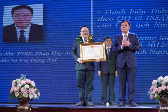 Phong tặng danh hiệu Thầy thuốc nhân dân - Thầy thuốc ưu tú cho 40 cán bộ y tế Đồng Nai - Ảnh 1.