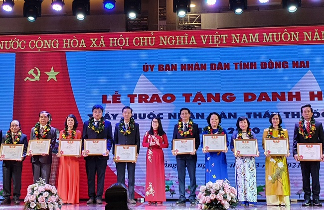 Phong tặng danh hiệu Thầy thuốc nhân dân - Thầy thuốc ưu tú cho 40 cán bộ y tế Đồng Nai - Ảnh 3.