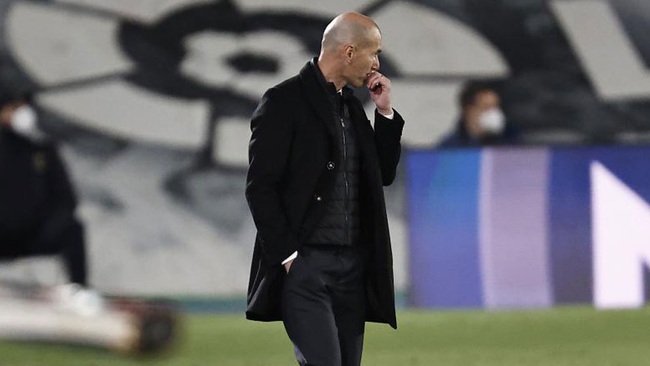 Zidane bức xúc với trọng tài.