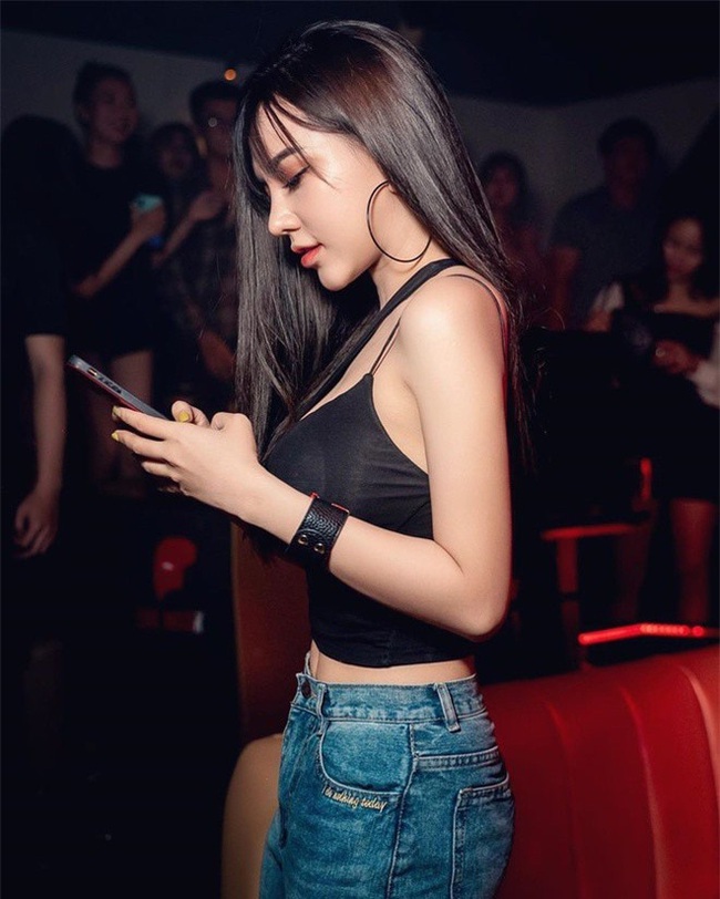 Nàng WAGs sexy nhất Việt Nam khoe vòng 1 buốt mắt - Ảnh 9.