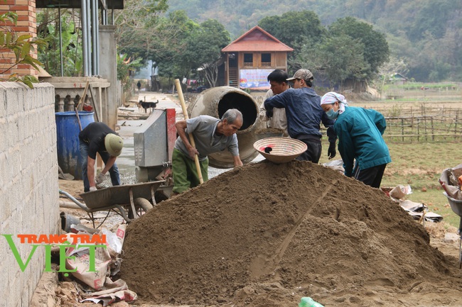 Mai Châu: Phát huy sức mạnh đoàn kết trong xây dựng nông thôn mới - Ảnh 1.