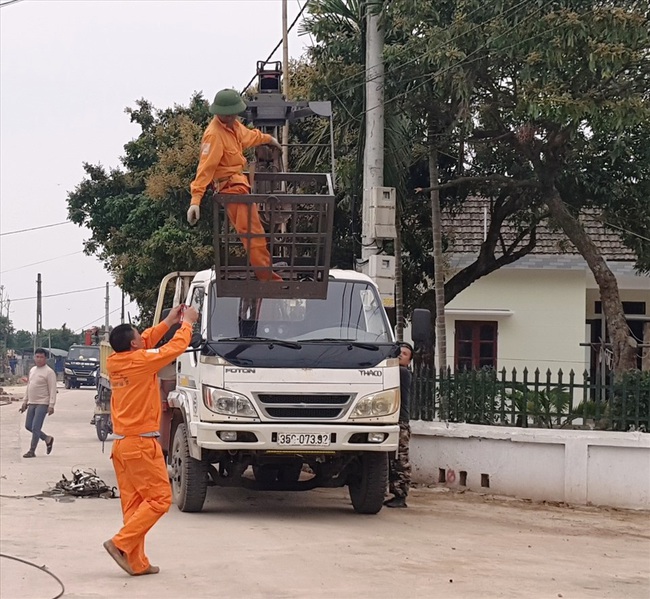 Ninh Bình: Di dời xong 40 cột điện nằm giữa đường - Ảnh 3.