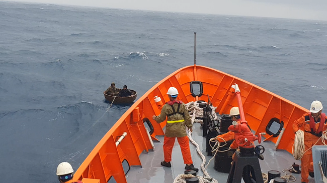 Tàu bị chìm vì sóng dữ, 2 thuyền viên ôm thúng chai giữa giông tố chờ được cứu - Ảnh 1.