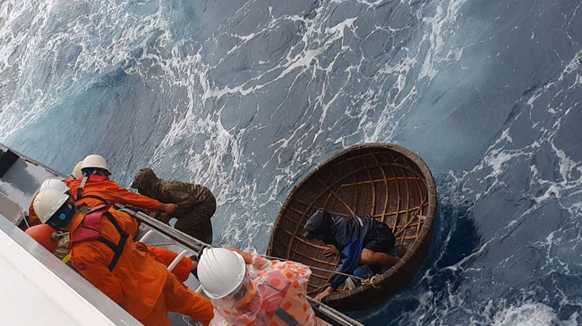 Tàu bị chìm vì sóng dữ, 2 thuyền viên ôm thúng chai giữa giông tố chờ được cứu - Ảnh 2.