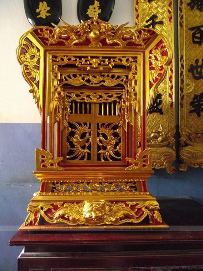 Ý nghĩa của bình hoa trên bàn thờ trong văn hóa thờ cúng của người Việt -  Xưởng Gốm Sứ Việt - Sản Xuất Gốm Sứ Theo Yêu Cầu