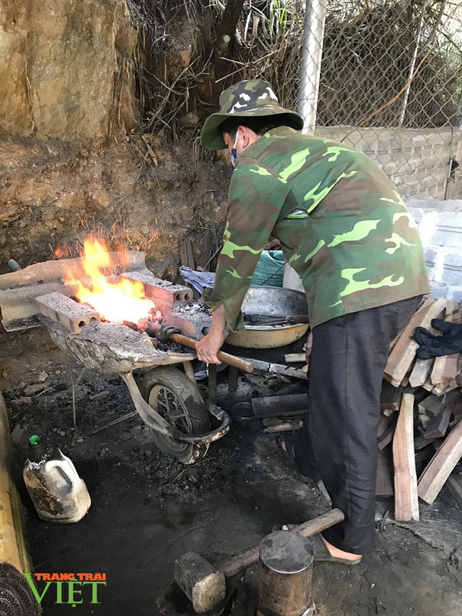 Người giữ lửa nghề rèn truyền thống ở Chiềng Kheo - Ảnh 2.