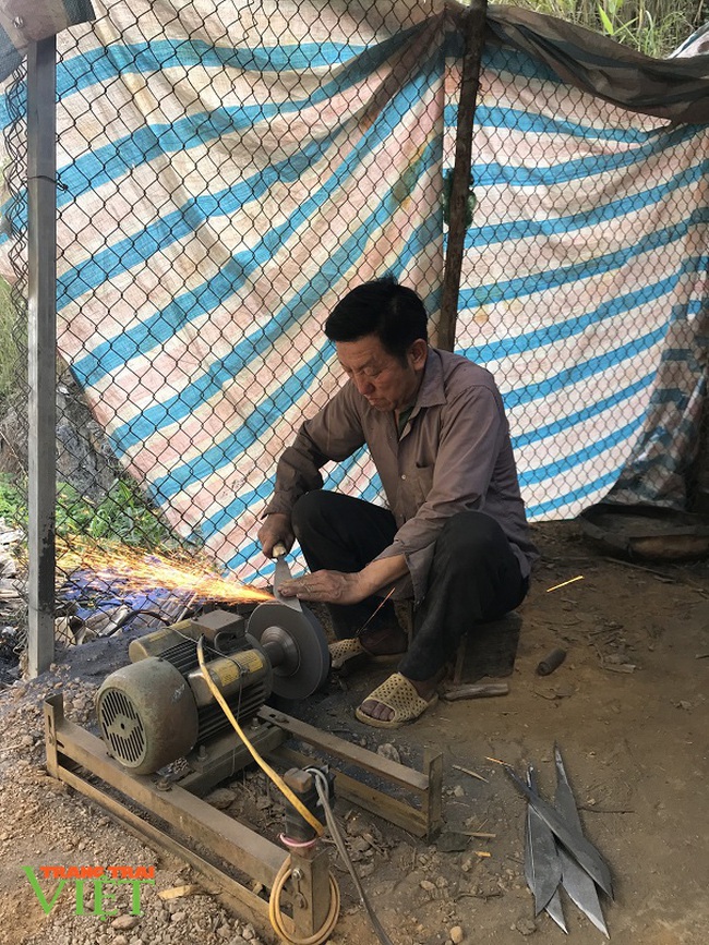 Người giữ lửa nghề rèn truyền thống ở Chiềng Kheo - Ảnh 1.