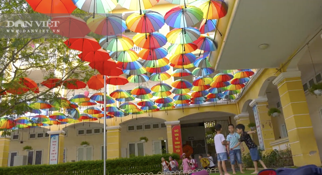 2 trường tiểu học Hà Nội trang trí sân trường đẹp rực rỡ