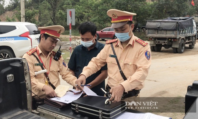 Cảnh sát giao thông Quảng Bình phản hồi về tình trạng quá khổ, quá tải trên quốc lộ 12A - Ảnh 2.