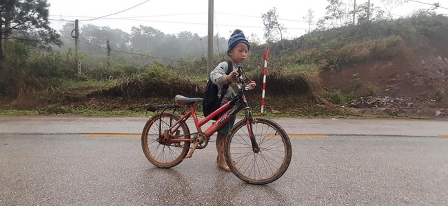 Cậu bé lấm lem đạp xe hàng giờ đi học: Cô giáo chủ nhiệm tiết lộ thêm chi tiết đặc biệt - Ảnh 2.