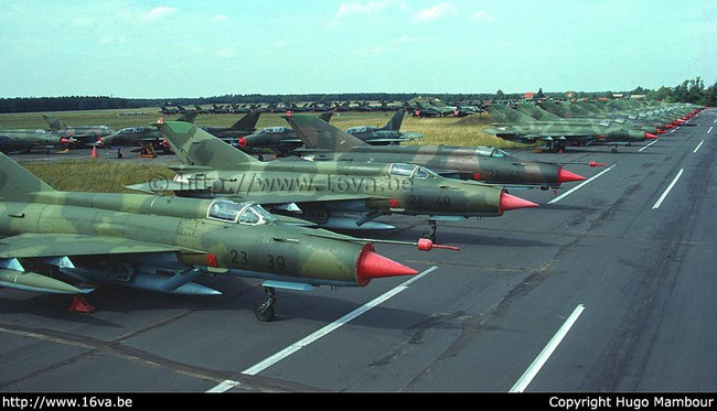 [ẢNH] Giải mật vụ 100 máy bay Liên Xô suýt tấn công hạt nhân NATO - Ảnh 8.