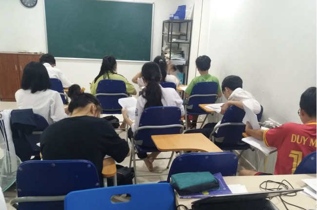 Thầy giáo Hà Nội choáng váng nghe học sinh than thở: &quot;Con học thêm 1 lớp Toán, 4 lớp Anh và 7 lớp Văn&quot; - Ảnh 1.