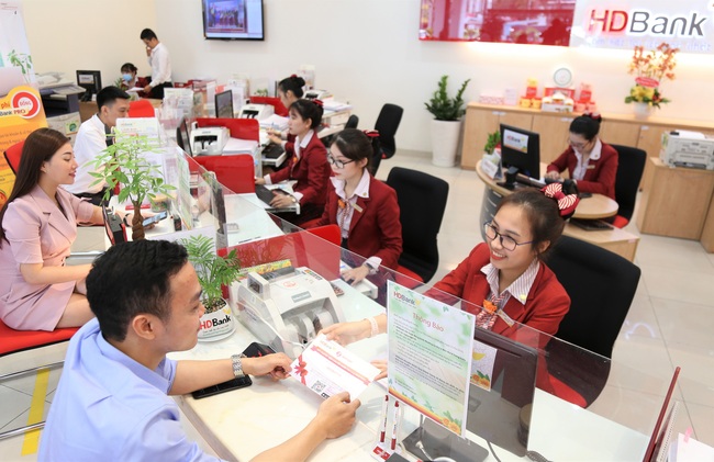 Sau kiểm toán, HDBank của tỷ phú Nguyễn Thị Phương Thảo đạt lợi nhuận trên 5.800 tỷ, lãi từ dịch vụ tăng gấp rưỡi - Ảnh 1.